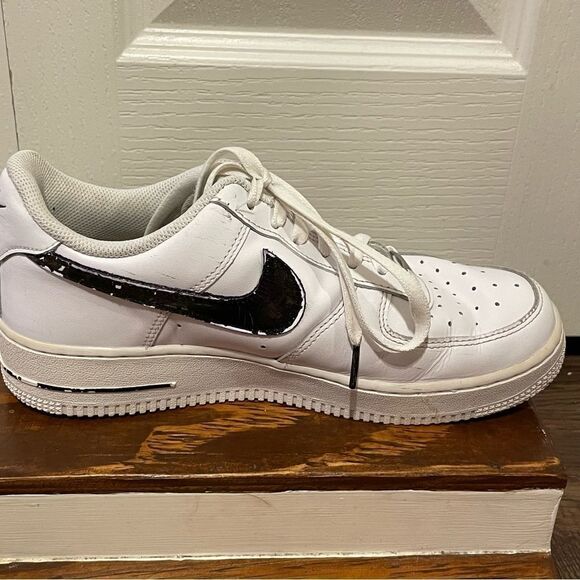 Nike Air Force 1 Men’s White With Black Stripe Size 7 main image 10
